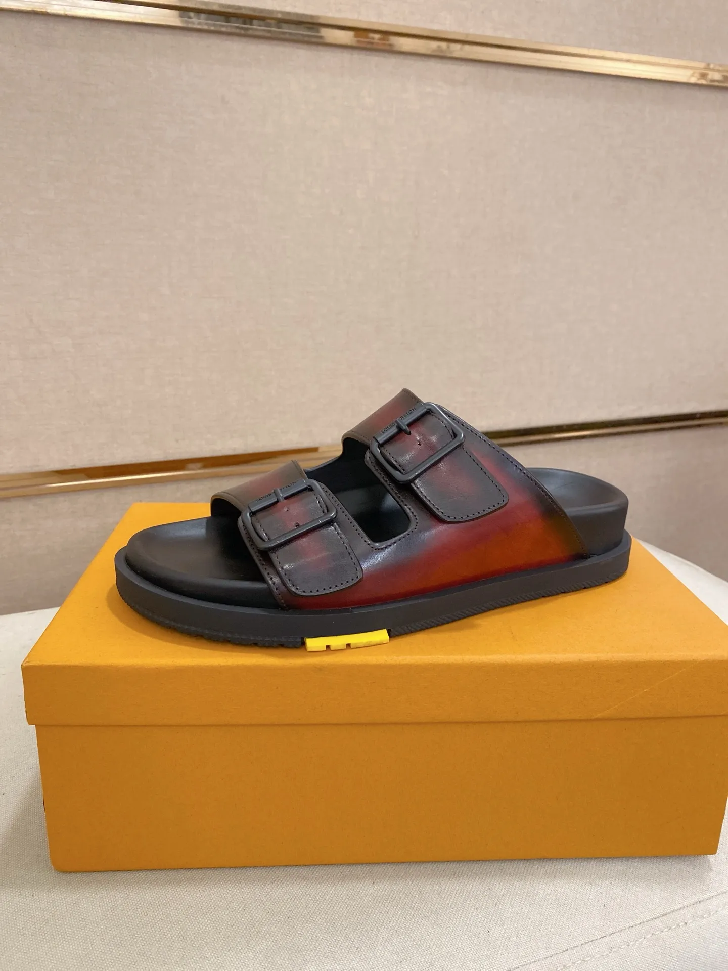 Factory price: 420💰Made by LV🔍Top purchasing agent. Men's spring and summer slippers are available at the same counter. The uppers are made of cowhide imported from Italy. High-quality craftsmanship, soles: original soles specially provided by the original factory, exclusive movable molded soles are super comfortable, original factory follow-up goods, 🔍🔍high quality, can be entered and exited the counter at will, welcome to compare, code number 38-44. Can be customized45